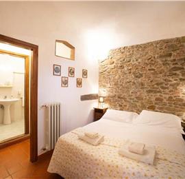 A selection of 2-3 bedroom apartments with shared pool near Florence, Sleeps 4-6